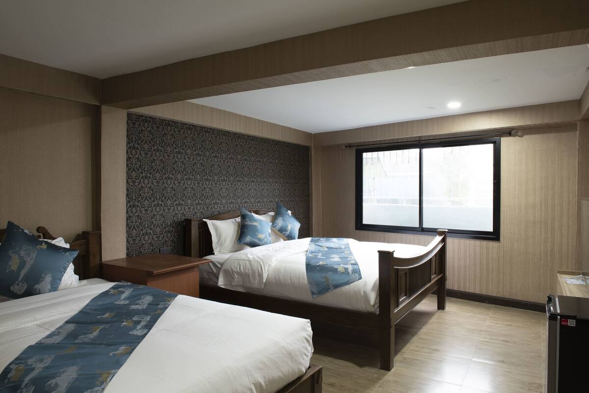Deluxe driepersoonskamer | Luxe beddengoed, donsdekens, Select Comfort-bedden, een bureau