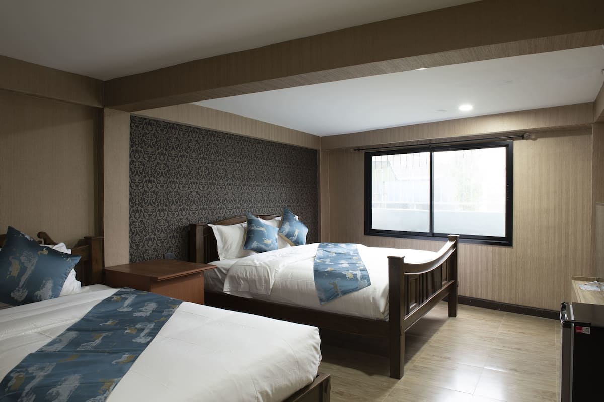 Habitación triple Deluxe | Ropa de cama de alta calidad, edredón y camas Select Comfort