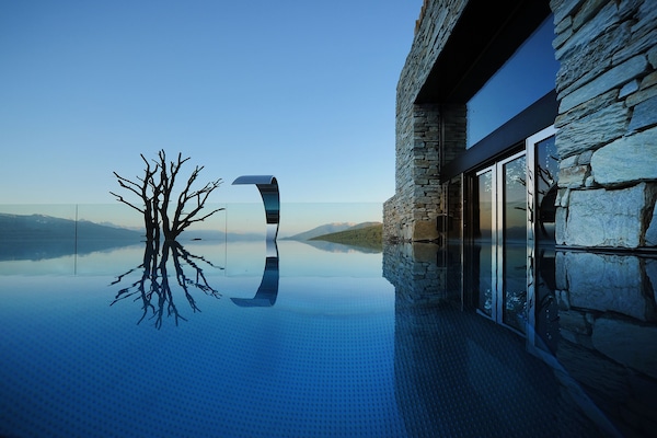 Kolam renang tertutup, 3 kolam renang terbuka, kerusi lepak pantai