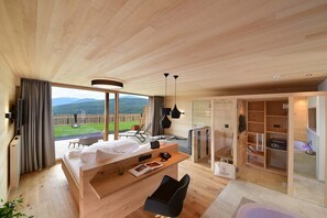 Suite, Terrace (Monte Silva TMS) | Peralatan tempat tidur premium, peti besi dalam bilik, meja