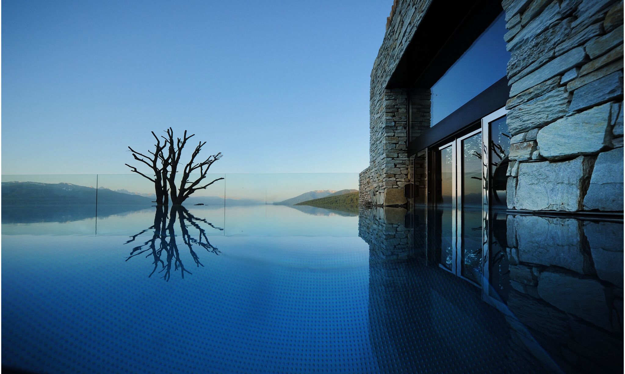 屋内プール、3 つの屋外プール、営業時間 7:00 ～ 19:00、サンラウンジャー