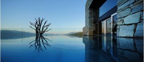 室内游泳池,3 室外游泳池,07:00 至 19:00 开放,日光浴躺椅