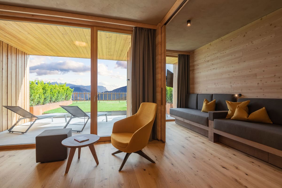 Un salon moderne avec un canapé, un fauteuil et une petite table.