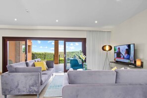 Casa de ciudad Deluxe, 3 habitaciones, alberca privada | Área de sala de estar | Televisión de pantalla plana 