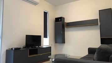 Deluxe Apartment | Living area | 32-inch LED TV with cable channels, TV