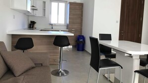 Loftsleilighet, sjøutsikt | Oppholdsområde | En 32-tommers LED-TV med kabel-kanaler samt TV