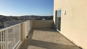 Loftsleilighet, sjøutsikt | Terrasse/patio