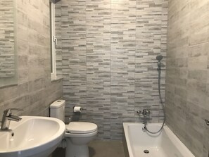 Regadera, tina profunda, amenidades de baño gratuitas