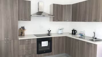 Full-sized fridge, oven, dishwasher, coffee/tea maker