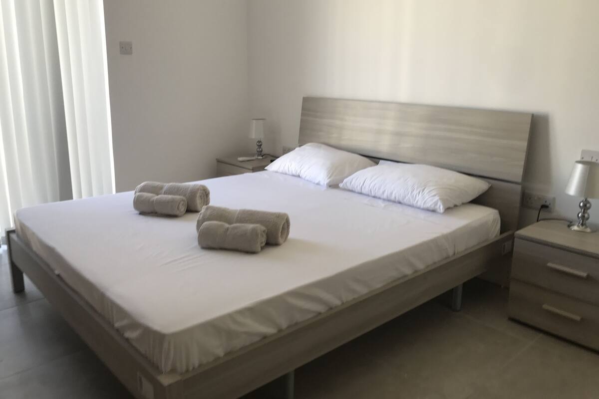 Deluxe Apartment | Iron/ironing board, free cribs/infant beds, free WiFi, bed sheets