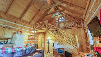 Cabin, 2 Bedrooms | Ruang tamu | TV