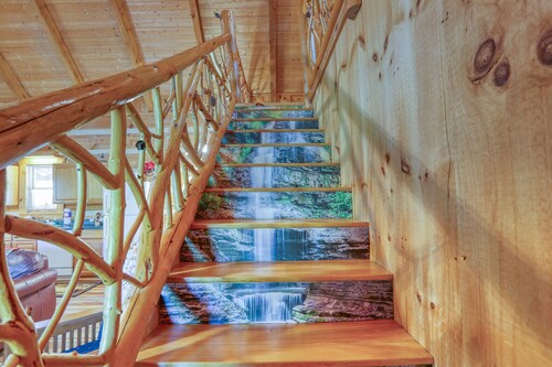 Bear Pause - 2 Bedrooms, 2 Baths, Sleeps 6 Cabin by RedAwning