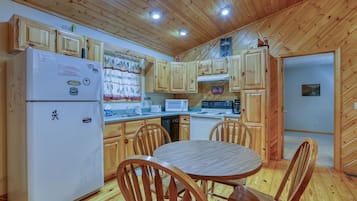 Cabin, 2 Bedrooms | Dapur peribadi | Peti sejuk, ketuhar gelombang mikro, ketuhar, pembancuh kopi/teh