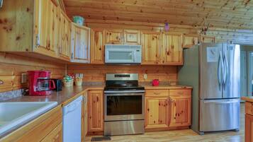 Cabin, 3 Bedrooms | Private kitchen | Fridge, microwave, oven, dishwasher