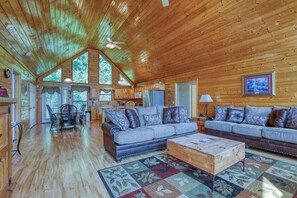 เคบิน, 3 ห้องนอน | บริเวณนั่งเล่น | ทีวี, เตาผิง