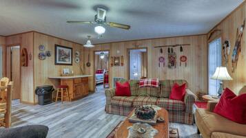 Stuga - 2 sovrum | Vardagsrum | Tv, eldstad och dvd-spelare