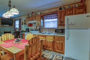 Cabin, 2 Bedrooms | Private kitchen