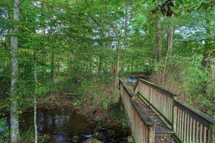 Cabin, 2 Bedrooms | Property grounds