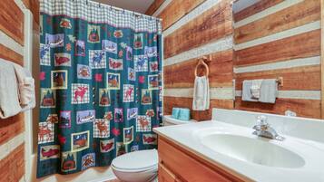 Cabin, 2 Bedrooms | Bathroom | Towels