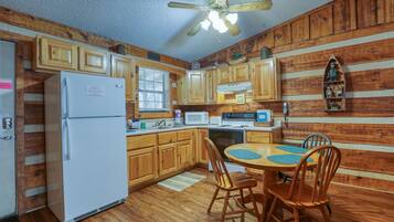 Stuga - 2 sovrum | Eget kök | Kylskåp, mikrovågsugn, ugn och kaffe- och tebryggare