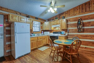 Cabin, 2 Bedrooms | Private kitchen | Fridge, microwave, oven, coffee/tea maker