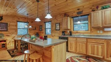 Cabin, 2 Bedrooms | Private kitchen | Fridge, microwave, oven, dishwasher