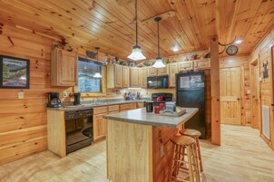Cabin, 2 Bedrooms | Private kitchen | Fridge, microwave, oven, dishwasher
