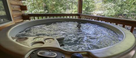 Cabaña, 1 habitación | Tina de hidromasaje al aire libre