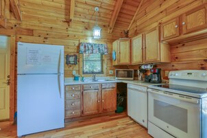 Cabin, 1 Bedroom | Private kitchen | Fridge, oven, coffee/tea maker