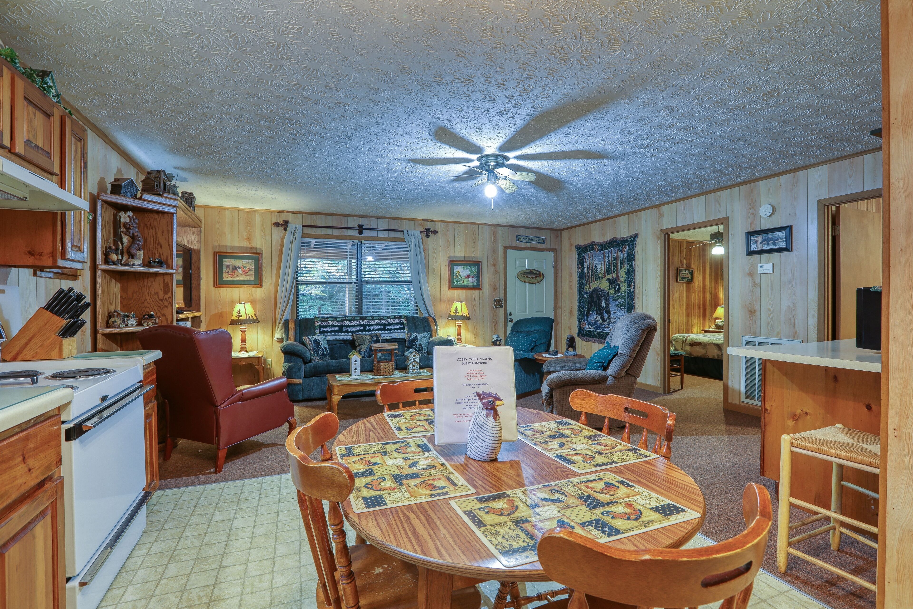 Cabin, 2 Bedrooms | Private kitchen | Fridge, microwave, oven, coffee/tea maker