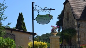 A sign with "Bienvenue Domaine Lacoste" and "Chambres et Tables d'Hotes" indicating a hotel. - Domaine Lacoste (Carsac-Aillac)