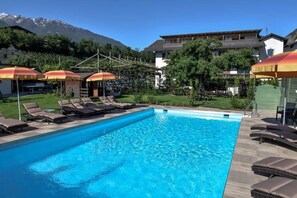 Hồ bơi ngoài trời phục vụ theo mùa 