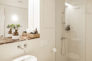 Designer toiletries, hair dryer, heated floors, towels - ANAGRAM - Haus im Tal (Munich)