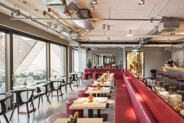 Se ofrece un desayuno bufé (28.5 EUR por persona)