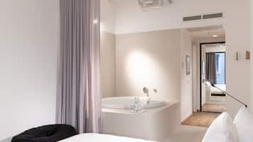 Downtown Jacuzzi | Hochwertige Bettwaren, Betten mit Memory-Foam-Matratzen, Zimmersafe