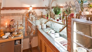 A hotel kitchen with a mural, buffet setup, and a sign reading "Gastlichkeit mit Niveau". - Ente von Wassertrüdingen (Wassertruedingen)