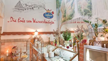 Tägliches Frühstücksbuffet gegen Gebühr