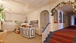 A hotel lobby with a reception desk, a staircase, and a sign that reads "Spelsklokal". - Ente von Wassertrüdingen (Wassertruedingen)