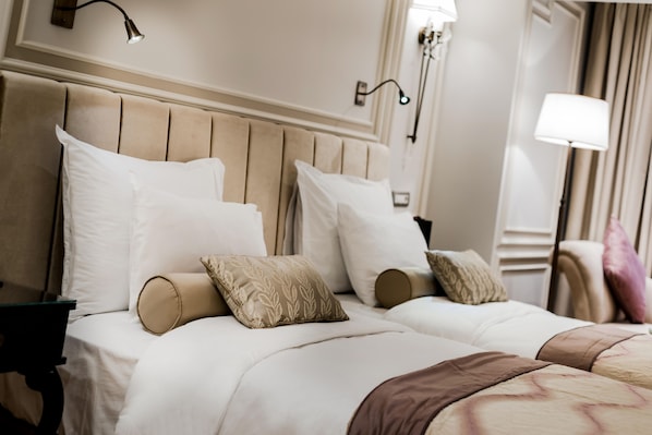 A hotel room with a large bed, two bedside tables, and a wall-mounted lamp. - Arcade Hotel Istanbul (Istanbul)