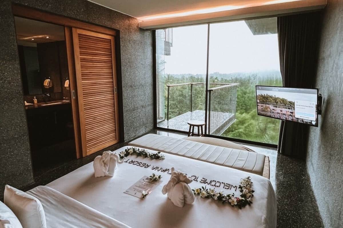 sky suite with panoramic view  | minibar, in-room safe, desk, blackout curtains