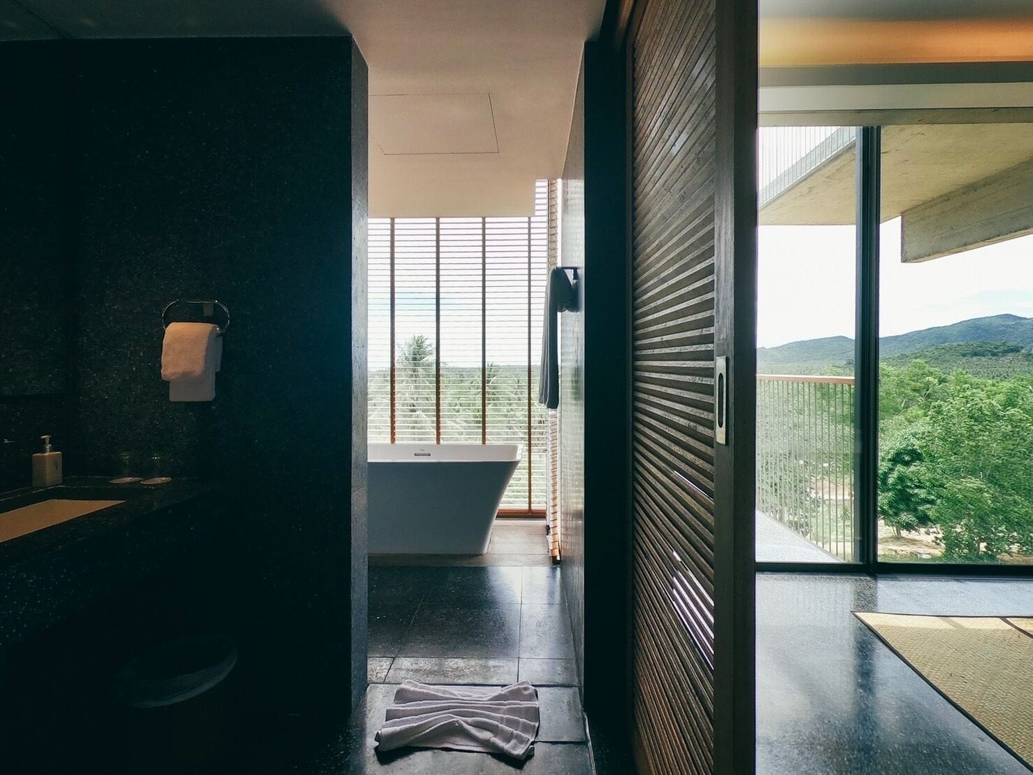 panoramic suite, ocean view (sky) | bathroom | free toiletries, hair dryer, bathrobes, slippers