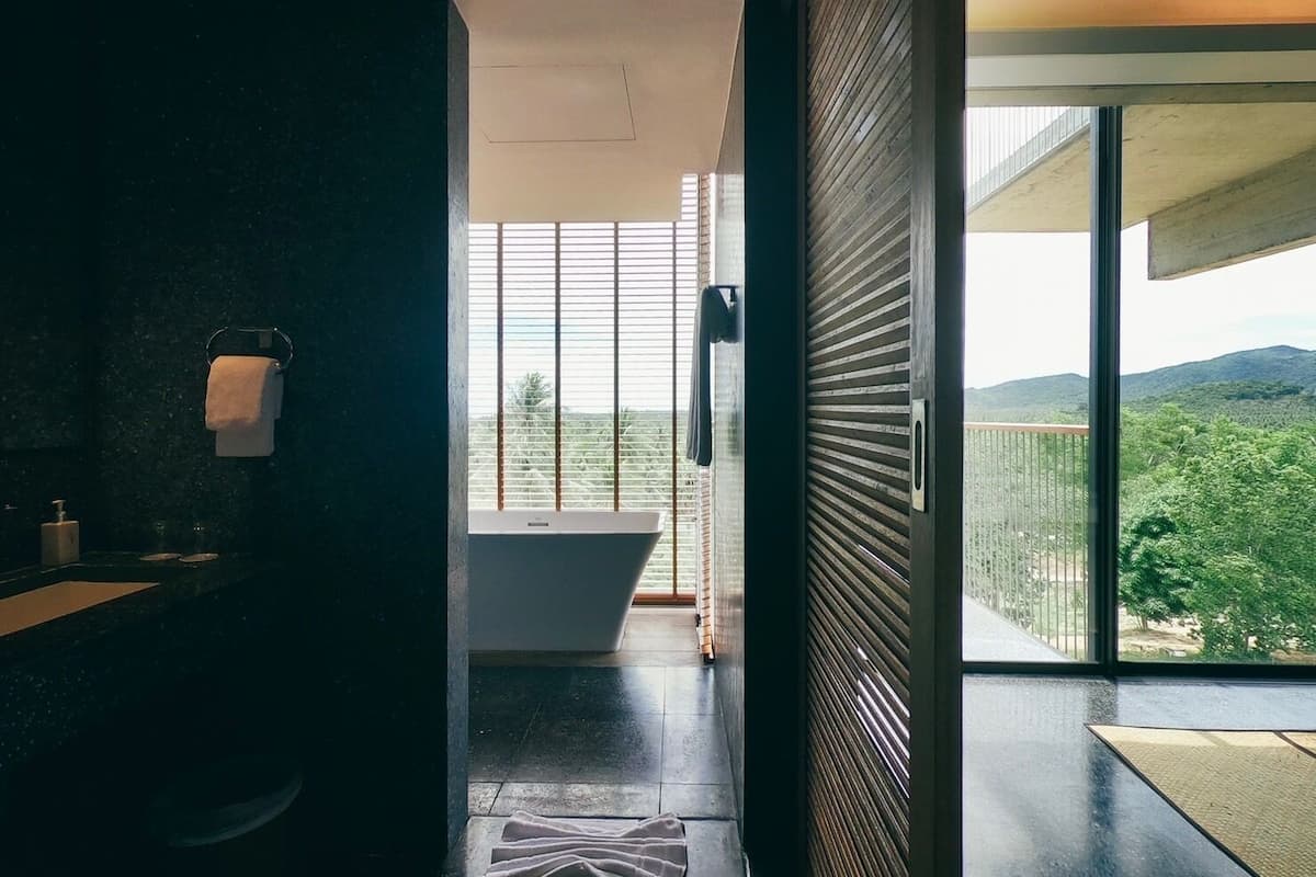 panoramic suite, ocean view (sky) | bathroom | free toiletries, hair dryer, bathrobes, slippers