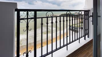 Habitación doble Deluxe, vista al mar | Terraza o patio