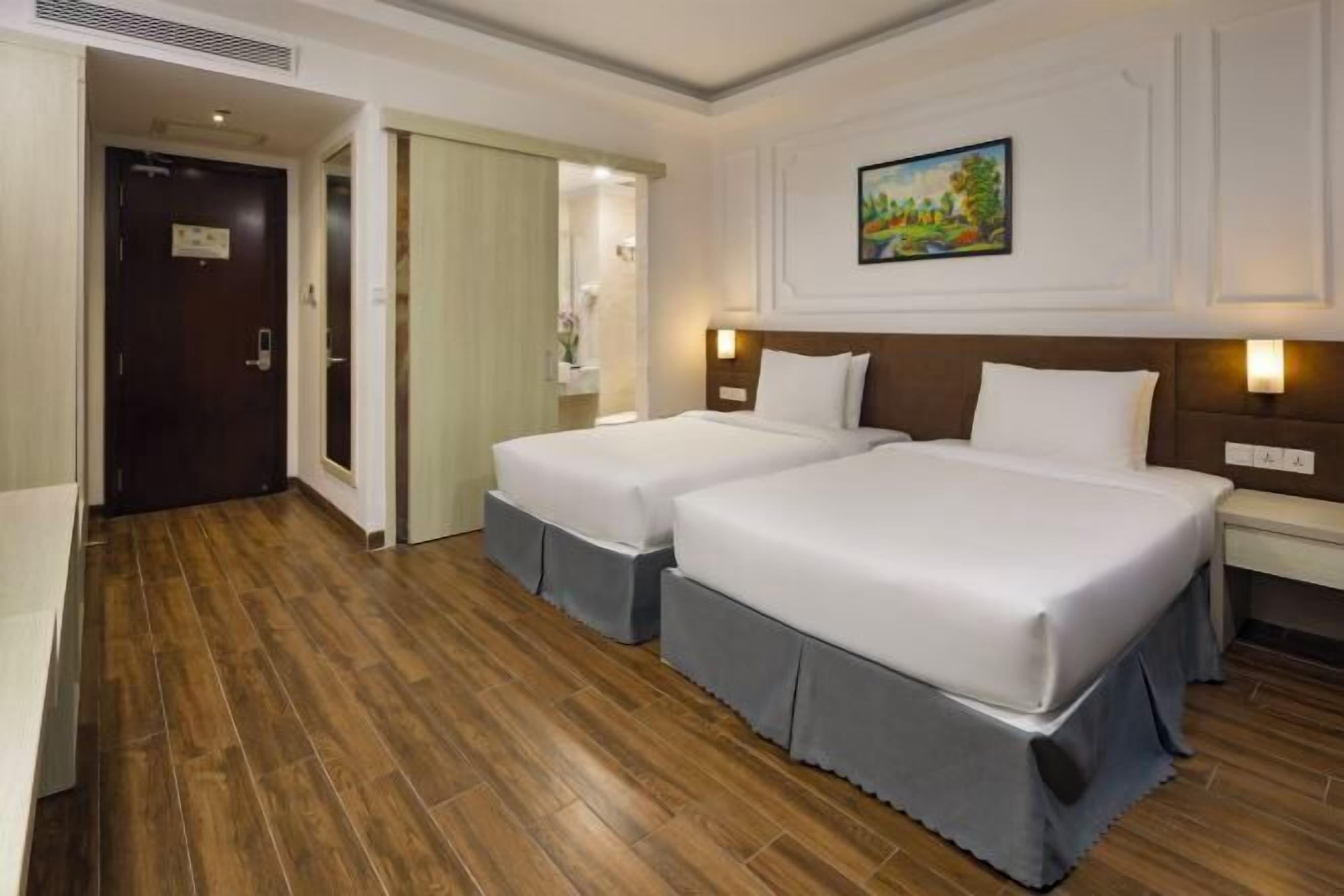 Hochwertige Bettwaren, Betten mit Memory-Foam-Matratzen, Minibar