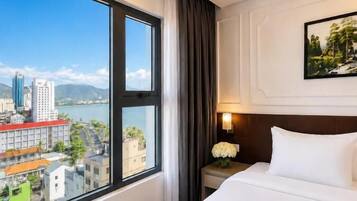 Habitación doble Deluxe, vista a la ciudad | Ropa de cama de alta calidad, camas con efecto memoria y minibar