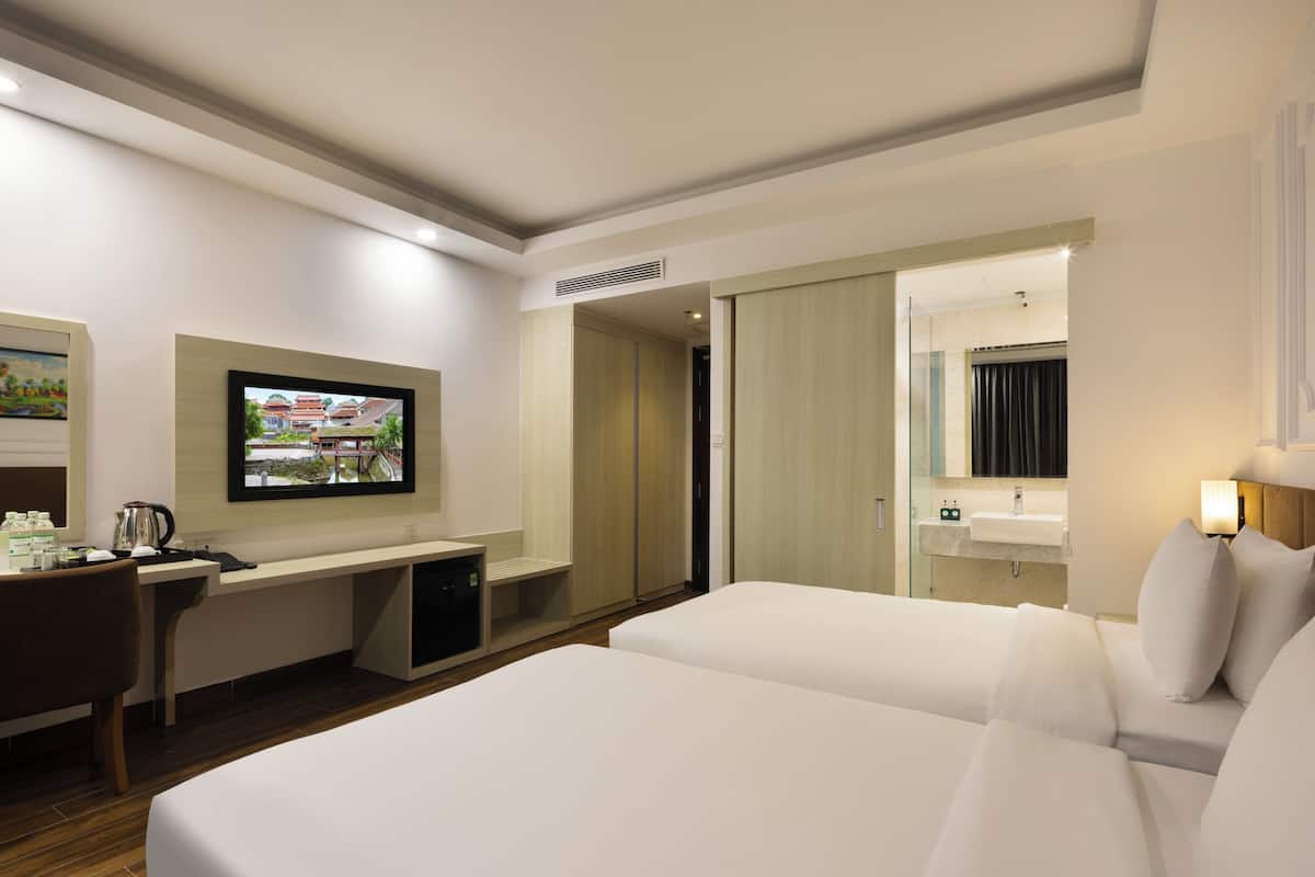 高档床上用品、记忆海绵床垫、迷你吧、客房内保险箱