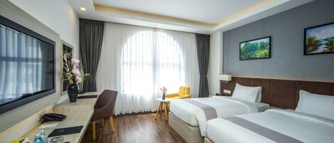 Deluxe-Zweibettzimmer, 1 Schlafzimmer, Stadtblick | Hochwertige Bettwaren, Betten mit Memory-Foam-Matratzen, Minibar