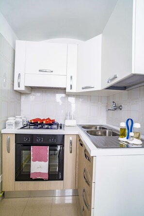 Appartamento | Cucina privata | Frigorifero, forno, piano cottura, tostapane