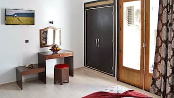 Double Room, 1 Double or 2 Single Beds | Desk, blackout curtains, free WiFi, bed sheets