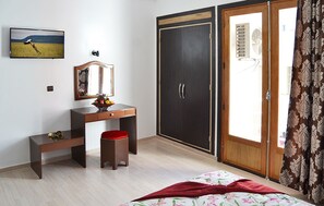 Escritorio, cortinas blackout, wifi gratis y ropa de cama 